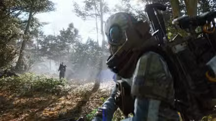Um jogador do Arc Raiders em uma floresta mirando em outro jogador que está olhando para ele.