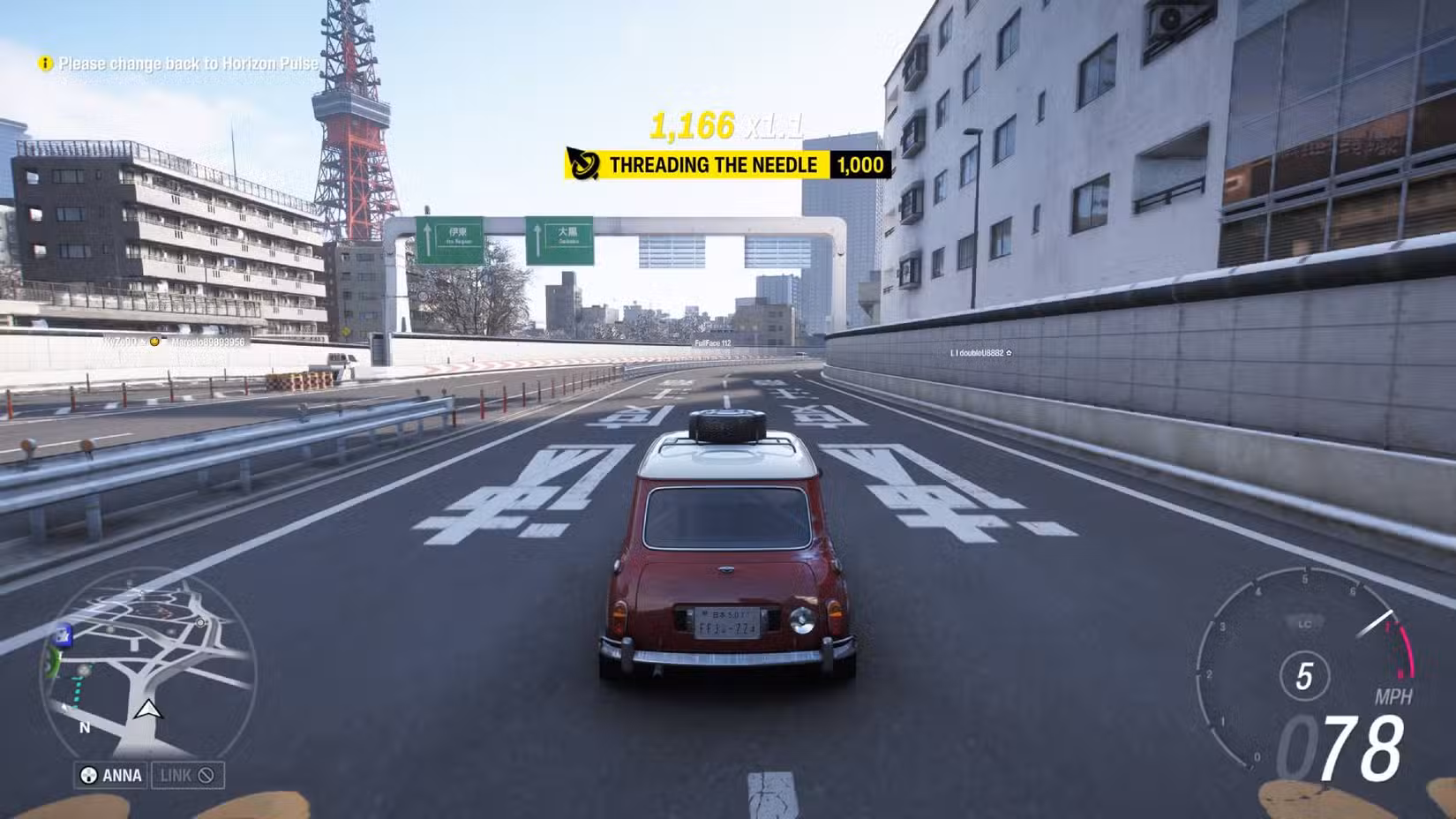 O Mini Cooper S dirigindo pela rodovia em Forza Horizon 6 com a habilidade Threading the Needle obtida.