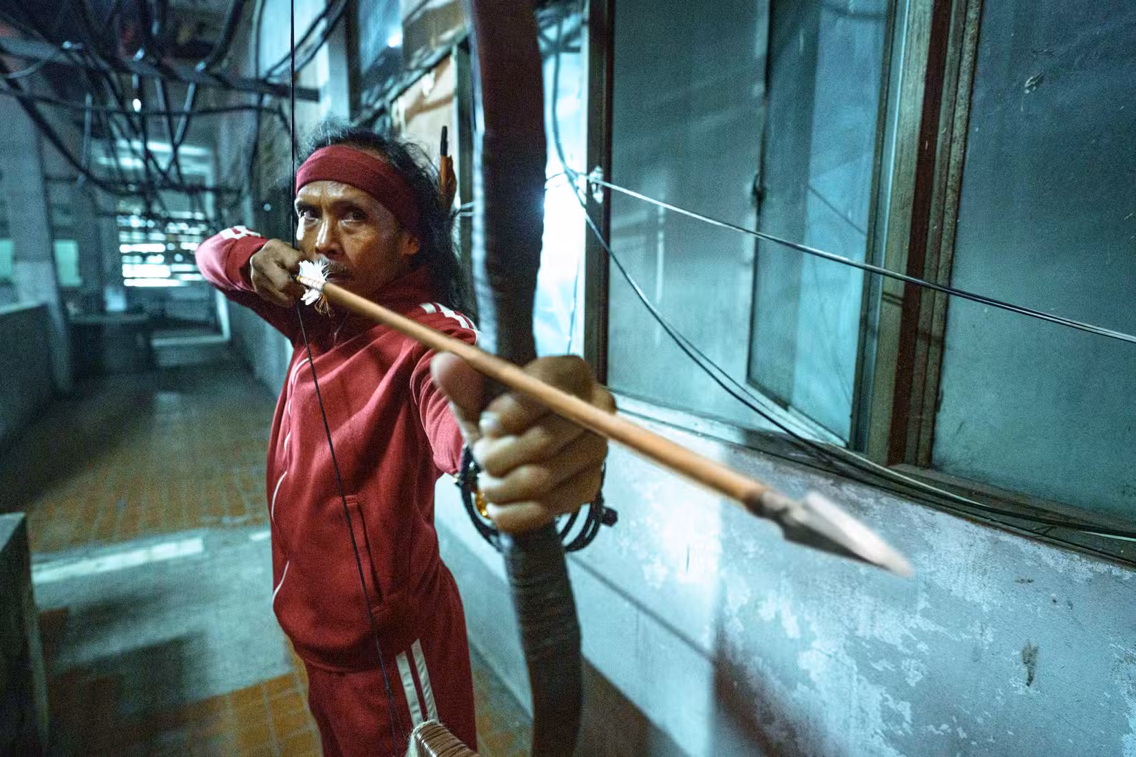 Yayan Ruhian aponta arco e flecha em The Furious