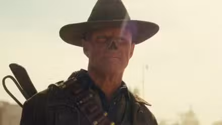 O Ghoul (Walton Goggins) viajando por Mojave Wasteland na 2ª temporada de Fallout.