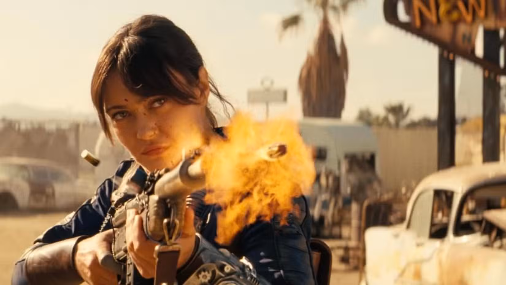 Um close de Lucy disparando um rifle em uma cena em câmera lenta em Fallout.