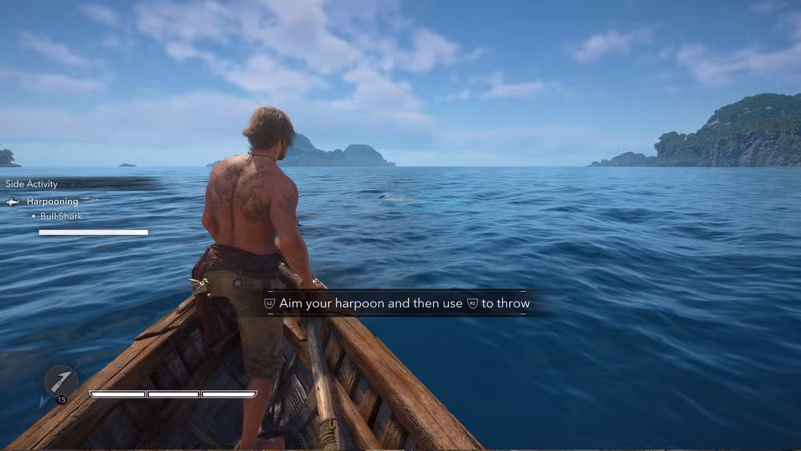 Uma captura de tela ressincronizada de Assassin's Creed Black Flag mostrando Edward em um barco tentando acertar um tubarão com um arpão