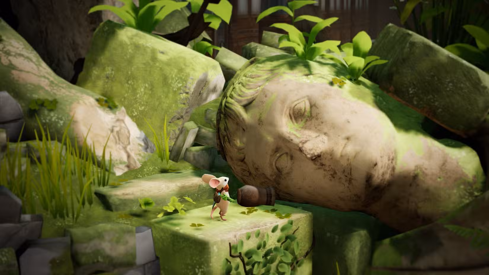 Um rato fica ao lado de uma estátua em Moss: The Forgotten Relic.
