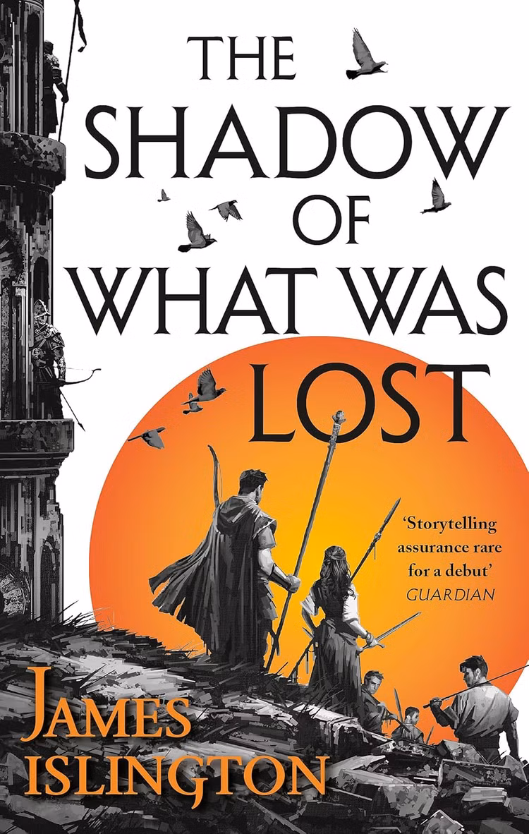 Um grupo de pessoas carrega lanças perto de uma torre enquanto pássaros voam na capa de The Shadow of What Was Lost, de James Islington