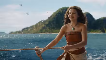 Catherine Laga'aia como Moana na ação ao vivo 2026 Moana, parada no convés de um navio no mar