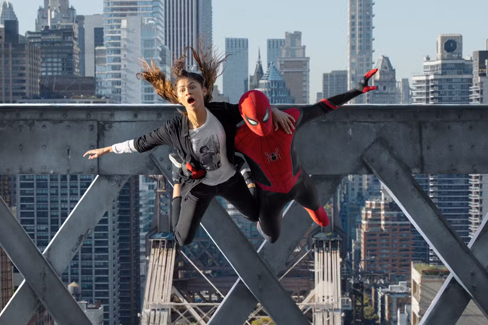 Homem-Aranha e MJ saltam de uma ponte juntos enquanto MJ entra em pânico em Homem-Aranha: No Way Home