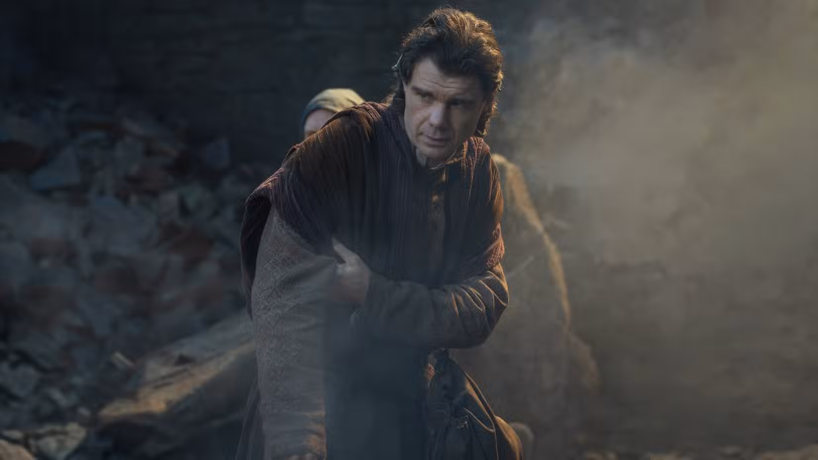 Larys Strong (Matthew Needham) se apoia em sua bengala e parece preocupado no episódio 4 da 3ª temporada de House of the Dragon. 