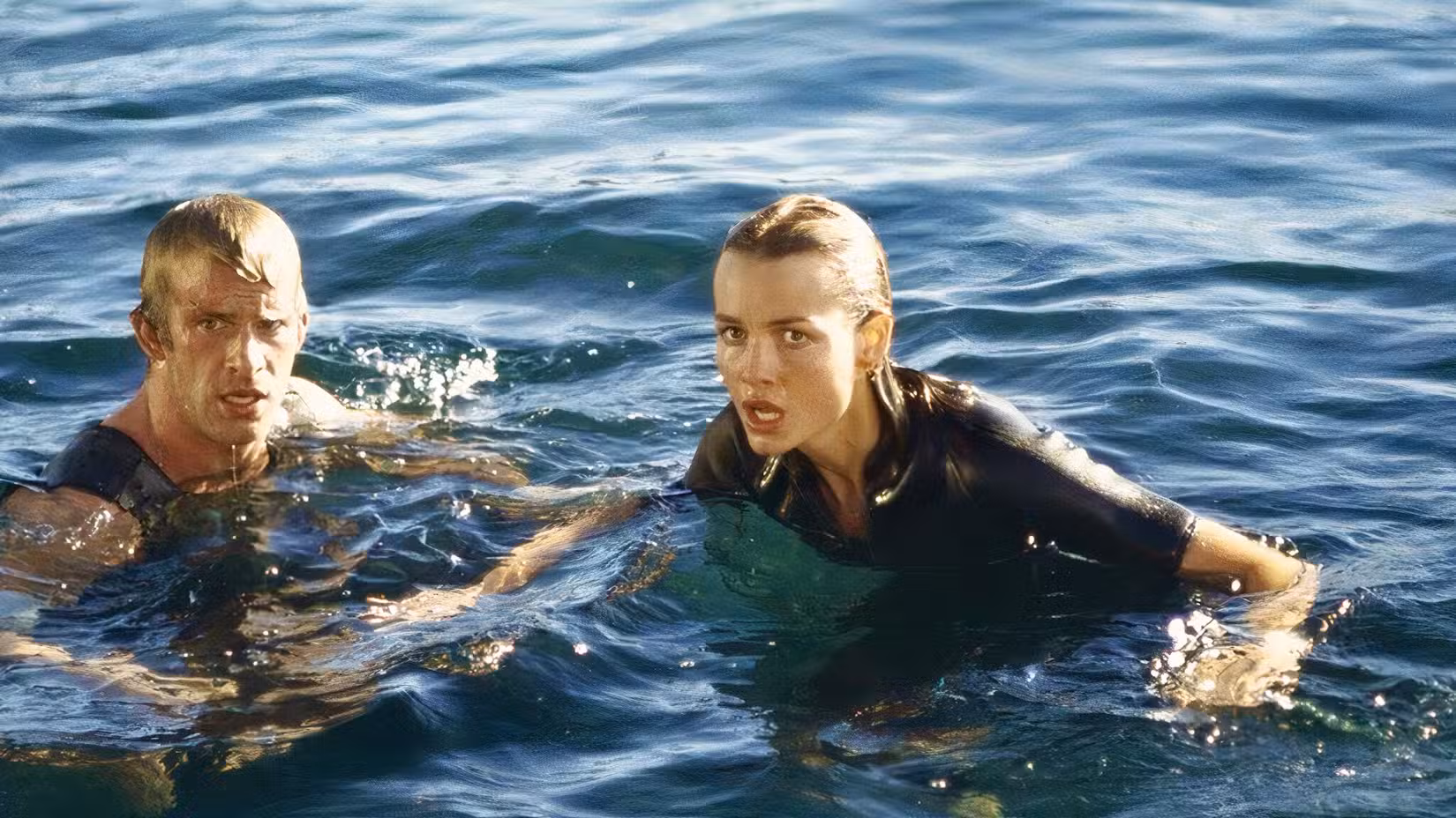 Thomas Jane e Saffron Burrows em Deep Blue Sea