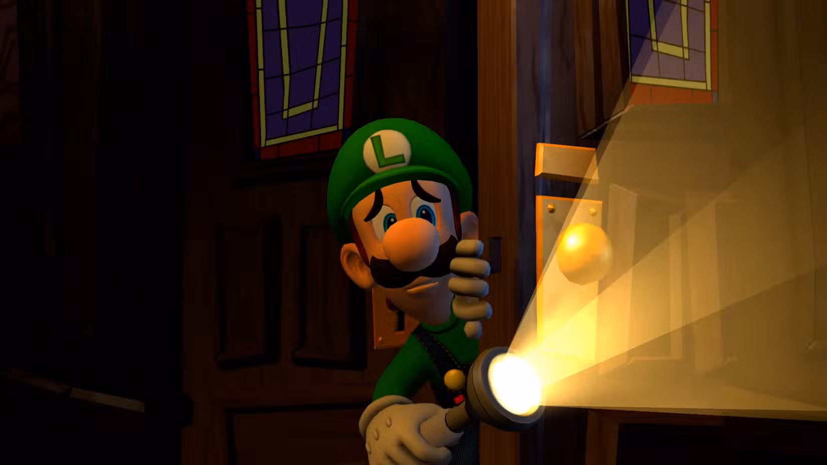 Um Luigi assustado espia por trás de uma porta e aponta sua lanterna em Luigi's Mansion 2 HD