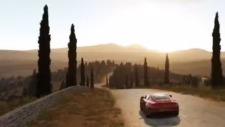 Um carro passa por uma estrada italiana arborizada ao pôr do sol no Forza Horizon 2
