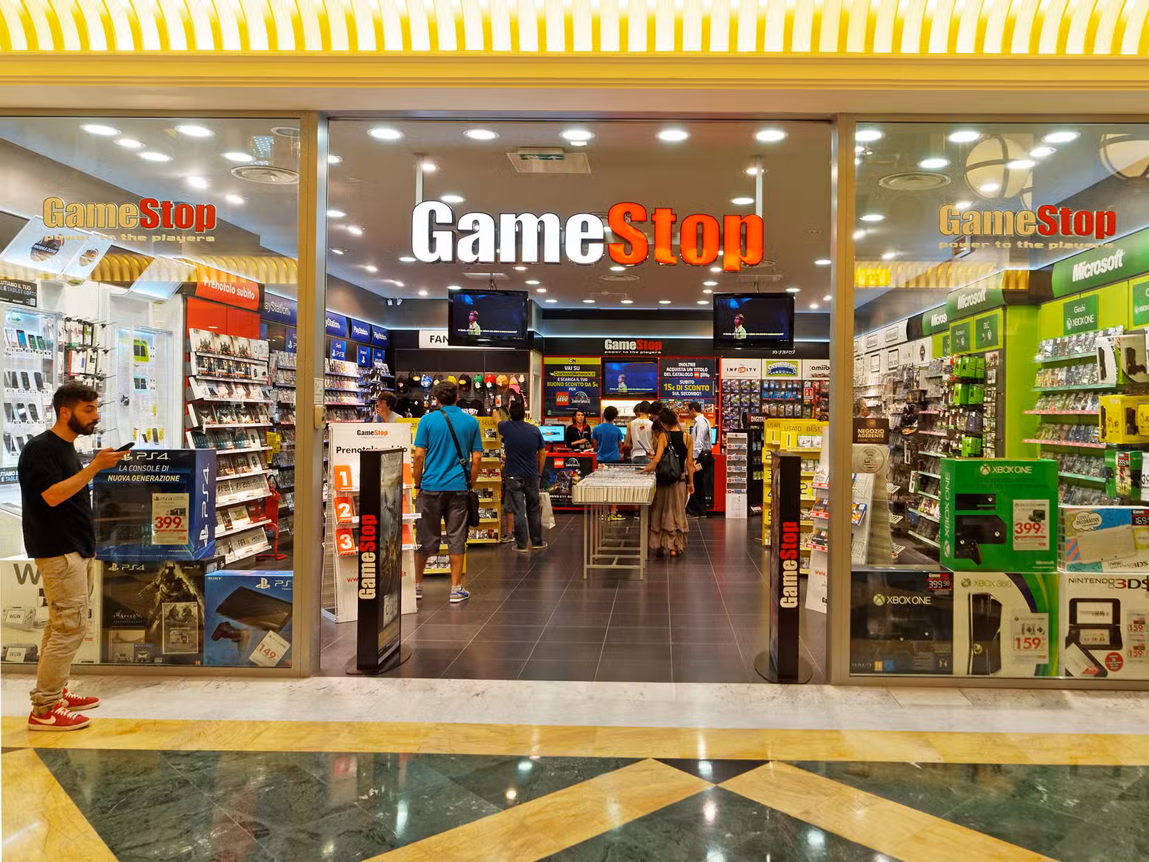 Foto de GameStop Roma (Emilio100 / Shutterstock.com) 1920