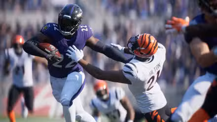 Captura de tela do Madden NFL 25 Steam mostrando Derrick Henry atacando um defensor do Bengals