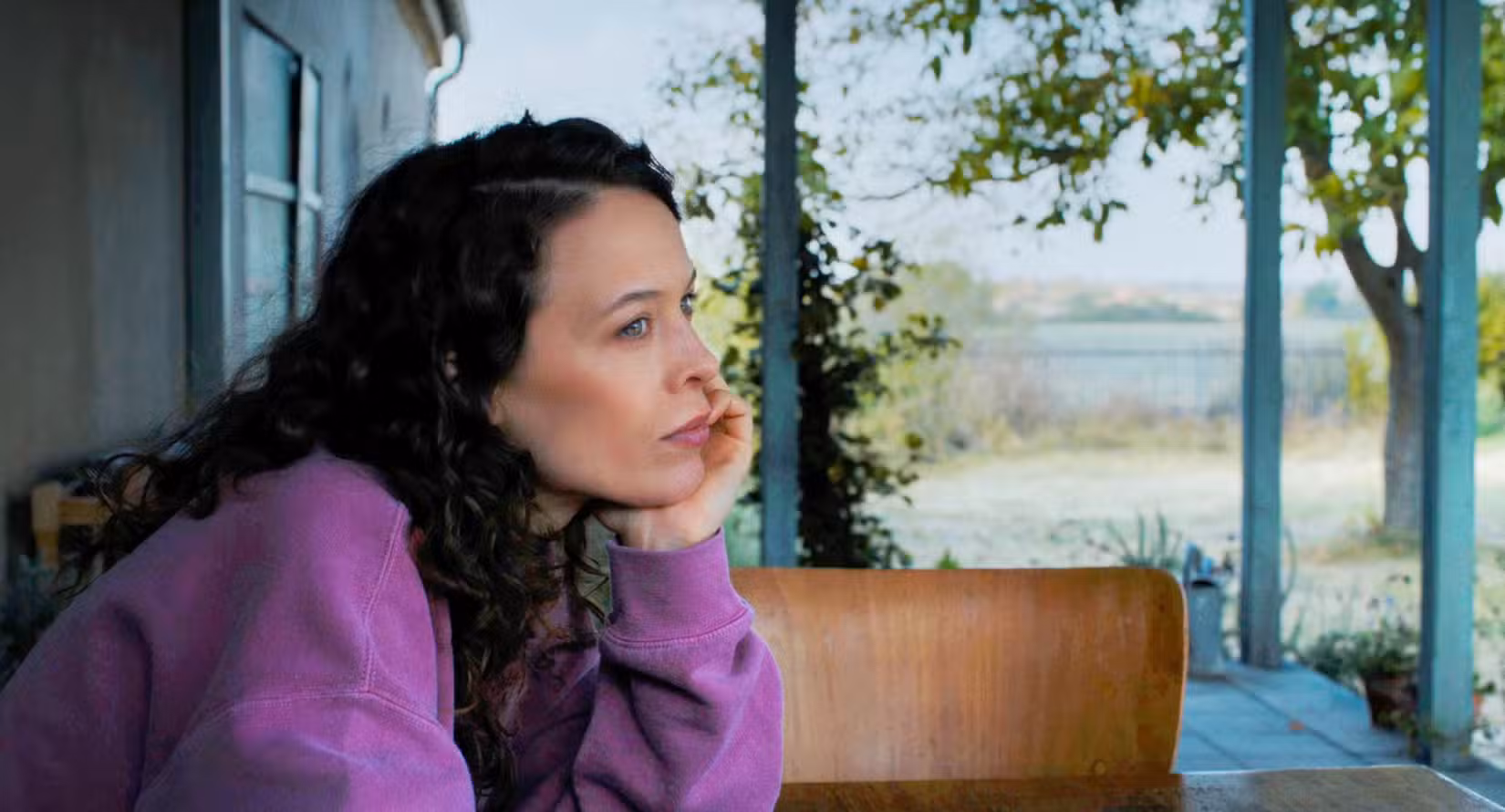 Uma mulher vestindo um suéter roxo em Miroirs no. 3