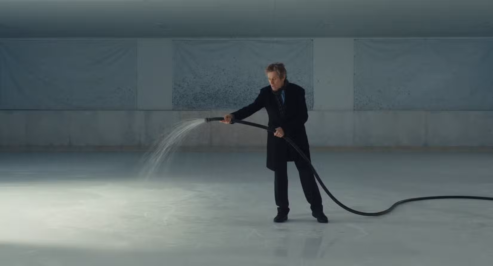 Willem Dafoe molhando o chão em The Souffleur