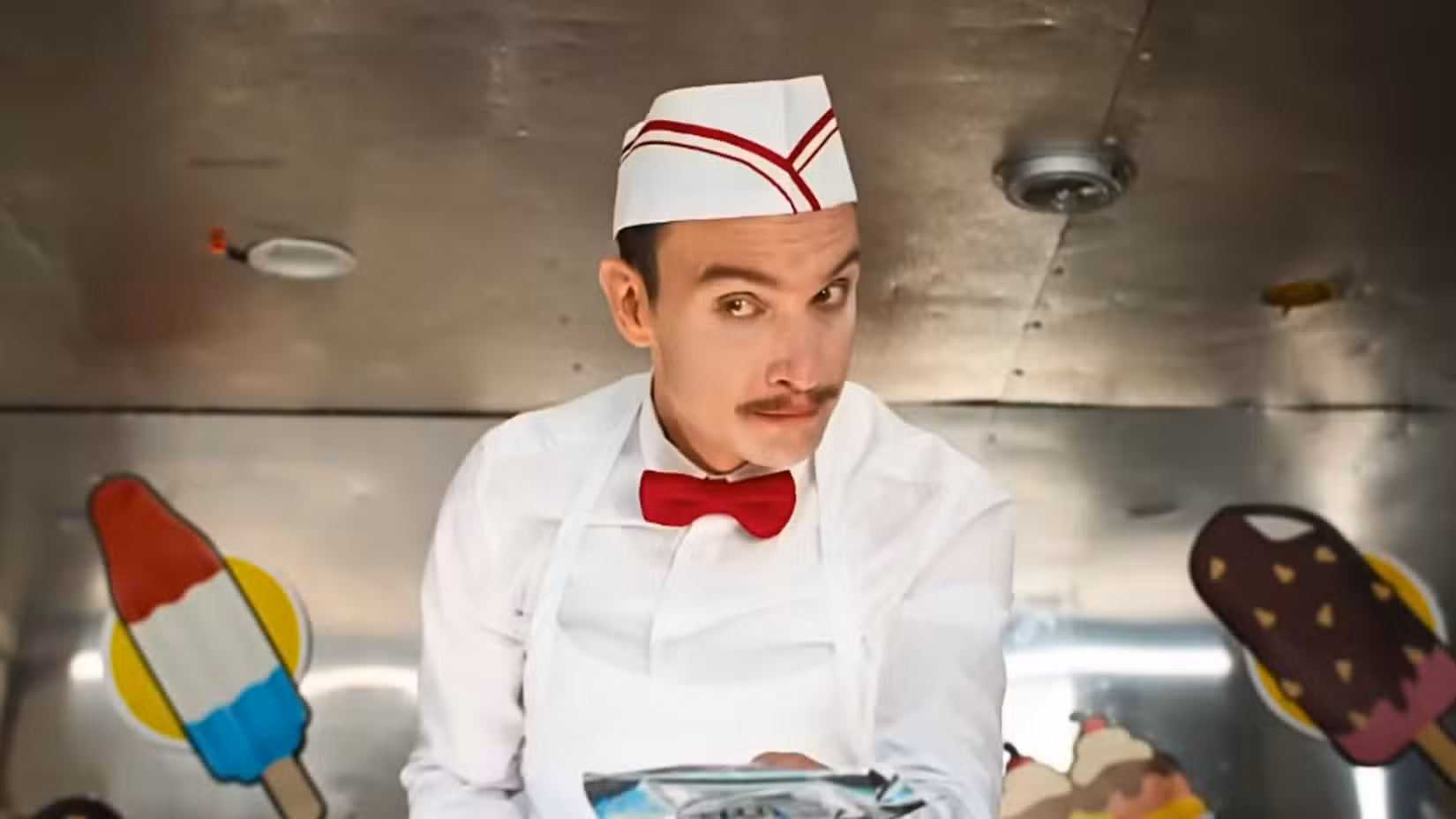 O Ice Cream Man serve uma colher.