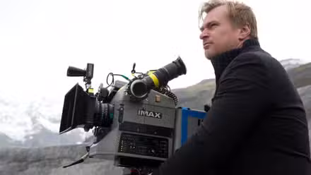 Christopher Nolan no set de O Cavaleiro das Trevas Ressurge, usando uma câmera IMAX