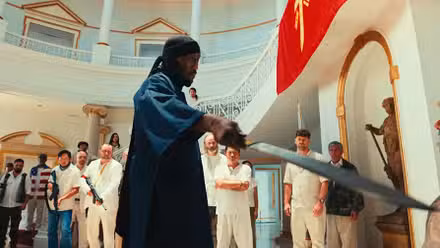 Mahershala Ali aponta uma espada para um homem em Sua Mãe Sua Mãe Sua Mãe