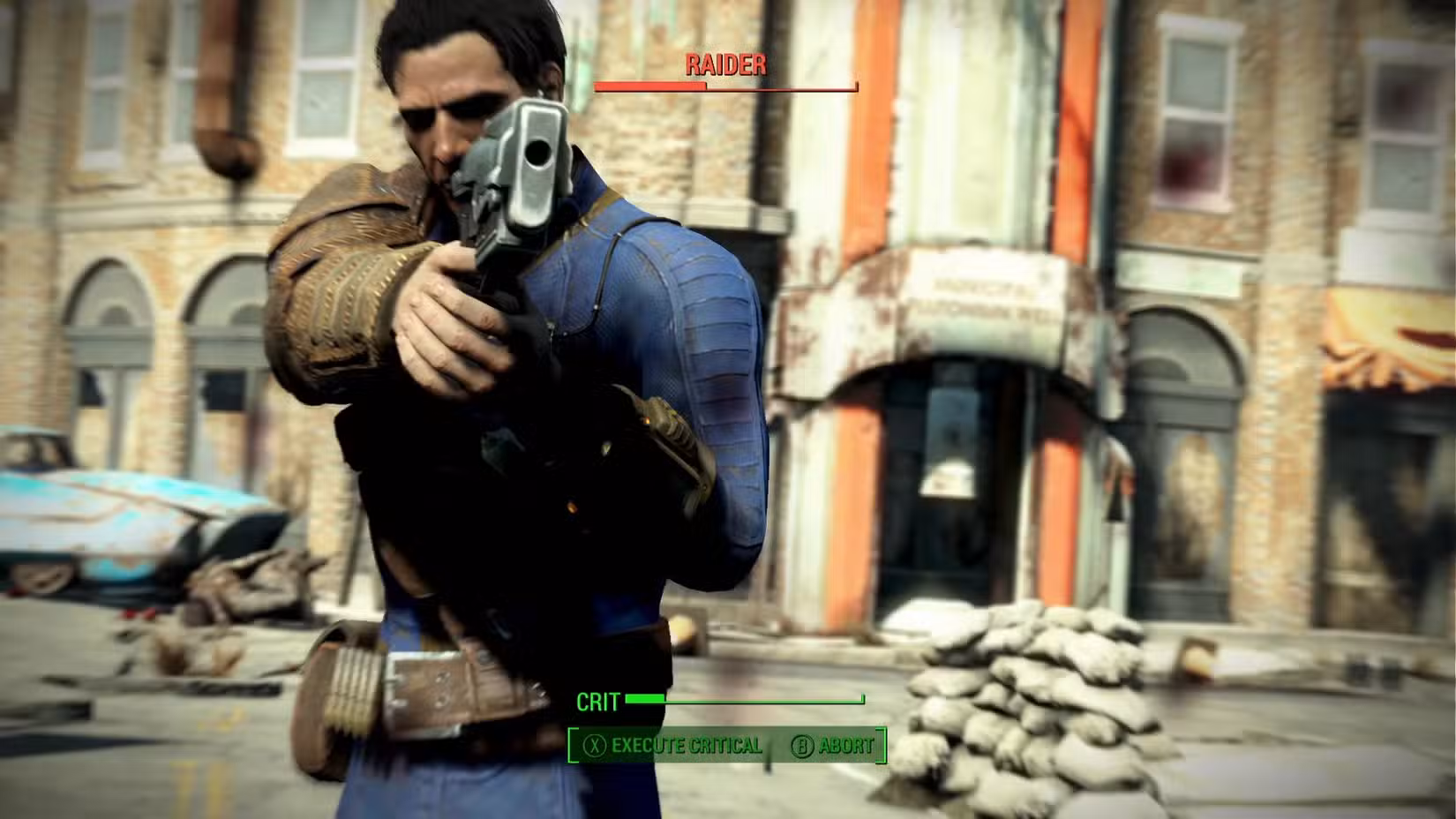um homem com roupa da Vault-Tec apontando uma pistola para um Raider fora da tela em Fallout 4