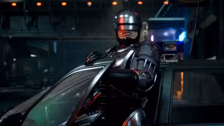 RoboCop sai de um carro com uma rua da cidade se estendendo atrás dele