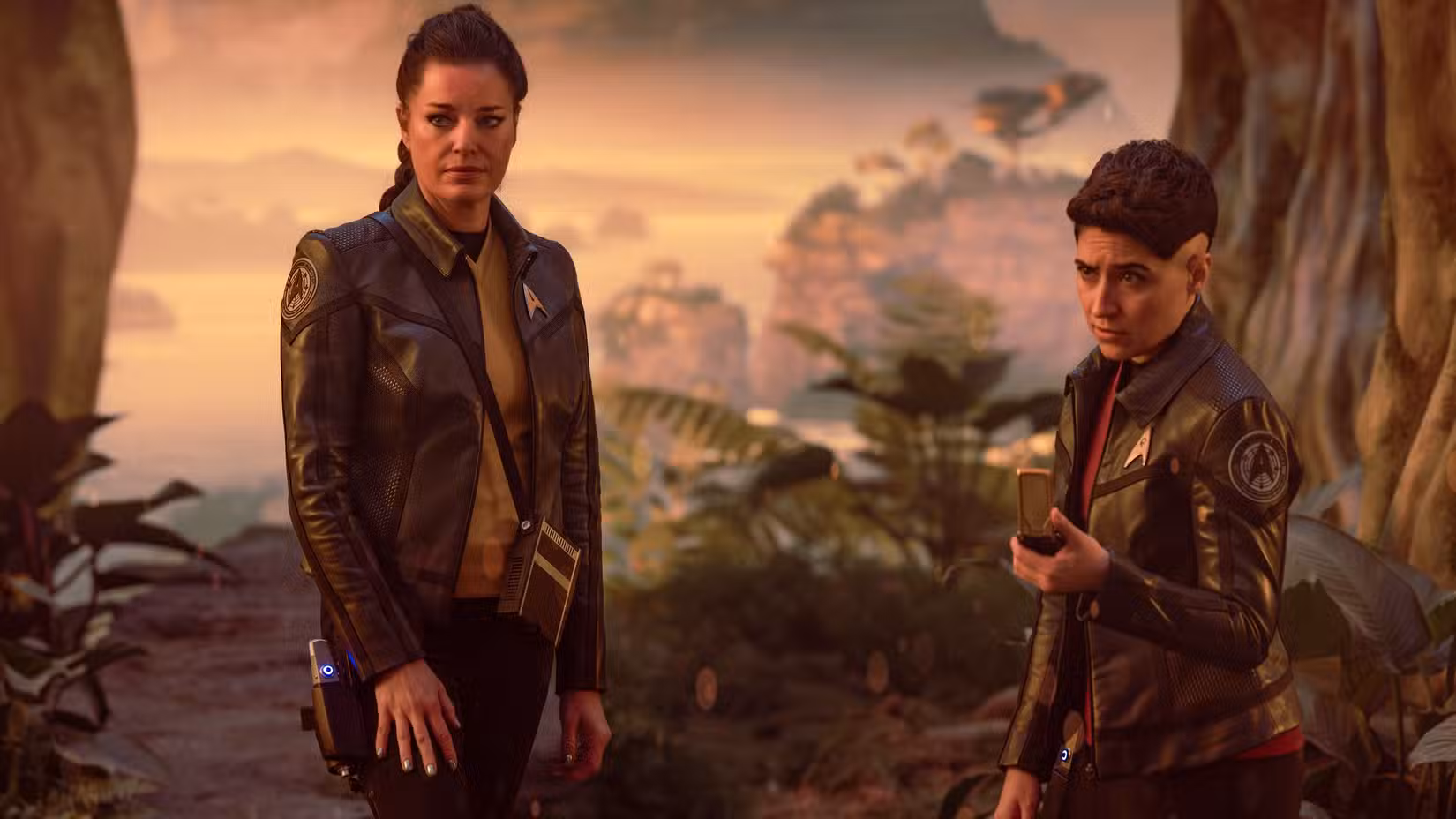 Una (Rebecca Romijn) e Erica Ortegas (Melissa Navia) estão em um planeta pré-histórico em Star Trek: Strange New Worlds