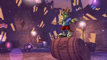 Blinx, que é um gato malhado humanóide, equilibrando-se em um barril.