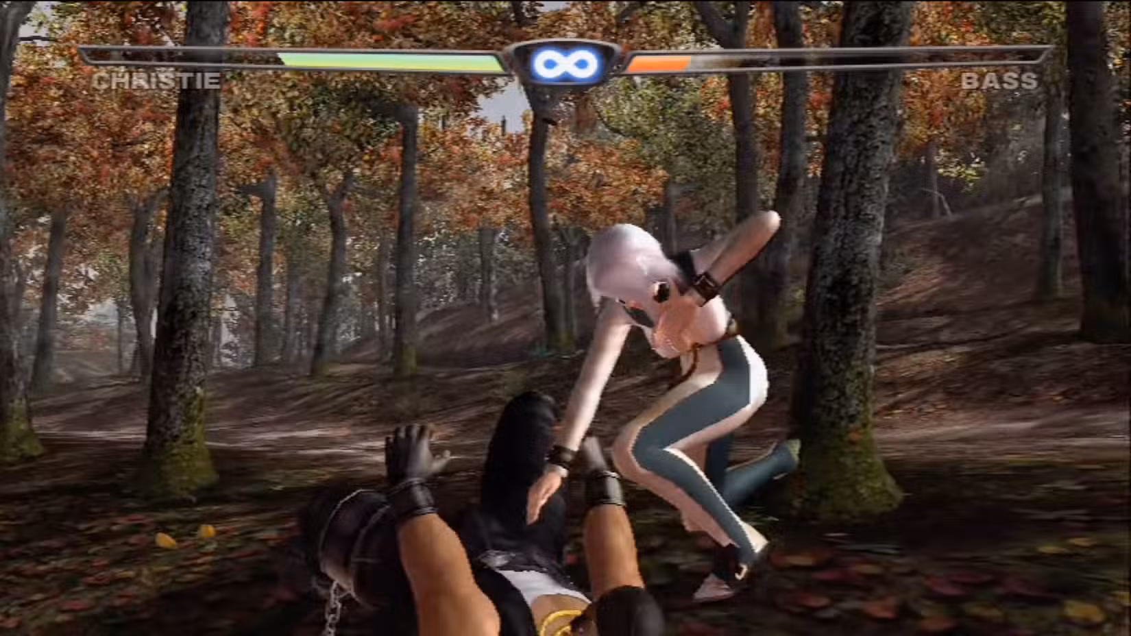 Uma captura de tela do jogo Dead or Alive 3, com Christie prendendo Bass na floresta.