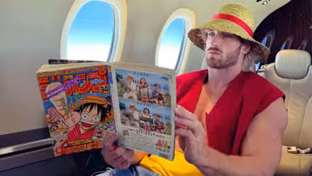 Logan Paul fotografado em um avião particular lendo o mangá One Piece. 