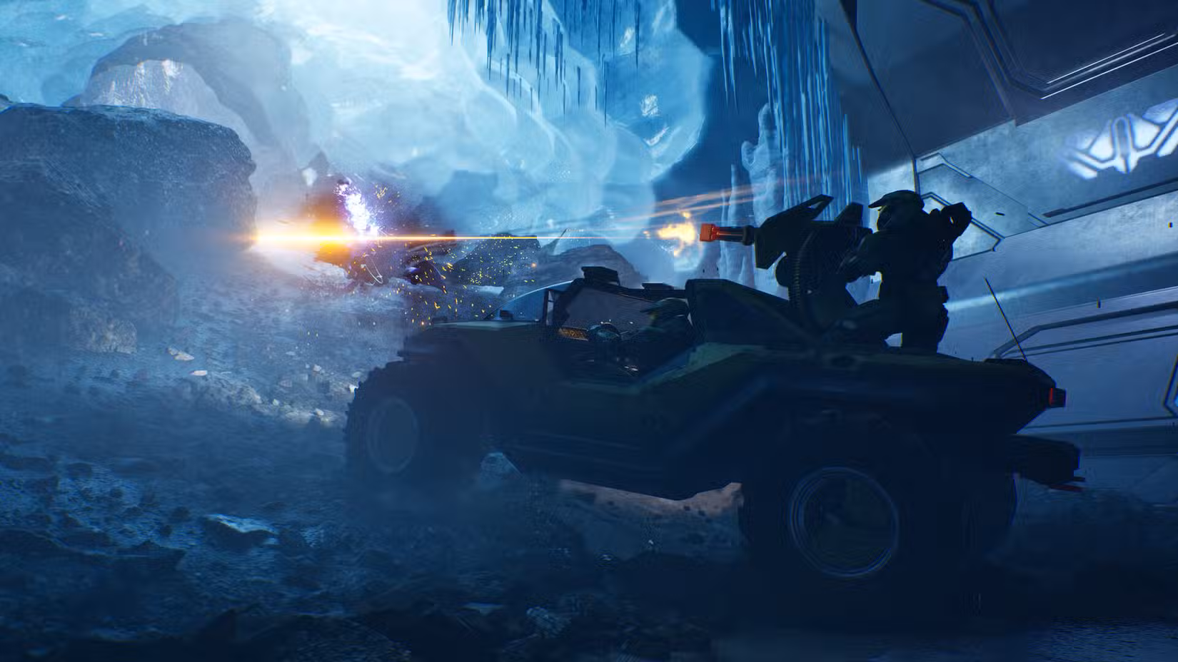 Master Chief dirige um javali em um túnel em Halo Campaign Evolved