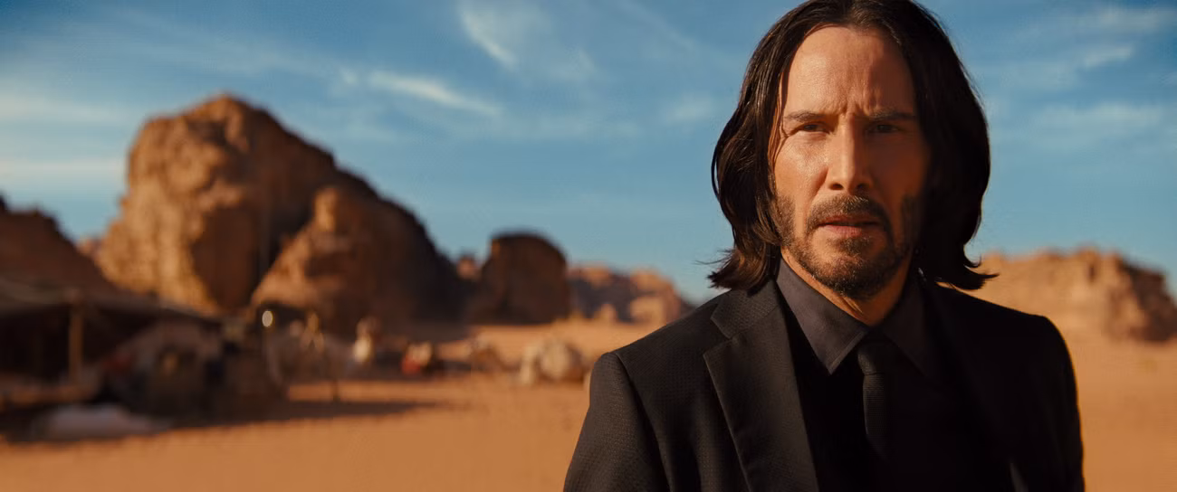 John Wick (Keanu Reeves) está em um deserto na Jordânia em John Wick: Capítulo 4