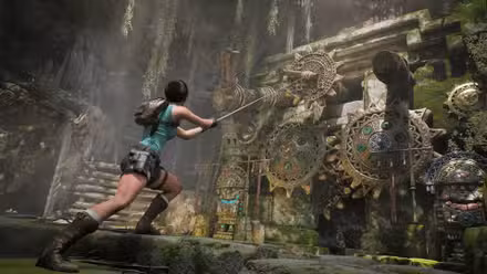 Lara Croft puxa uma engrenagem com um gancho em Tomb Raider: Legacy of Atlantis.