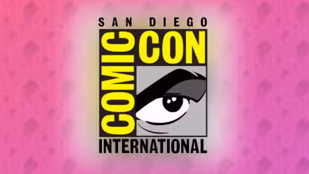 Logotipo da San Diego Comic-Con em um fundo poligonal rosa