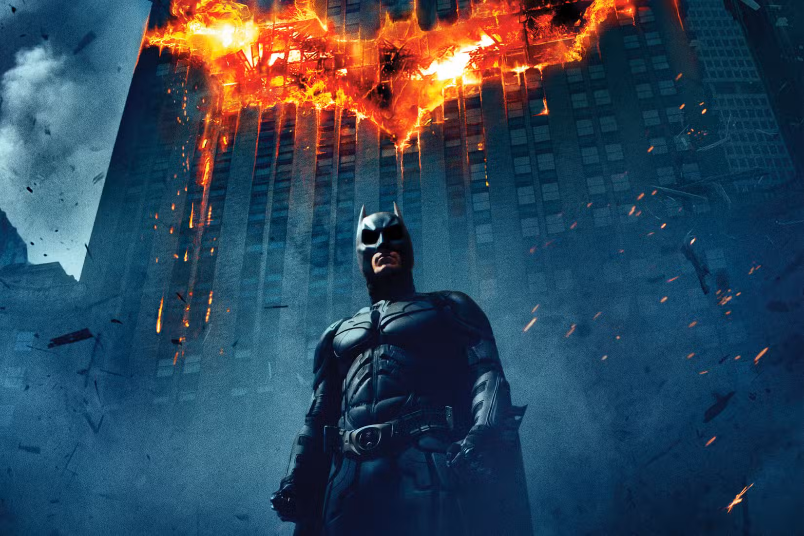 Pôster do Cavaleiro das Trevas (corte central) - Batman com sinal de morcego em chamas no prédio atrás dele