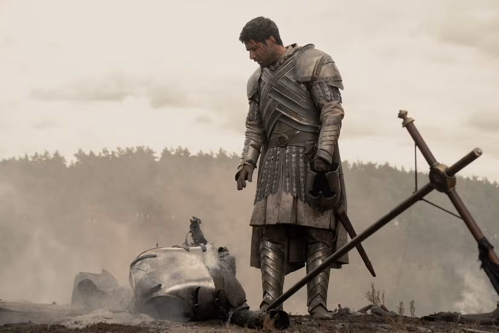 Criston Cole (Fabien Frankel) olha para um soldado transformado em cinzas no campo de batalha