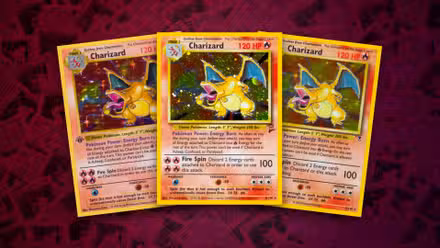 Uma coleção de três cartas clássicas diferentes de Charizard do jogo Pokémon TCG original. 