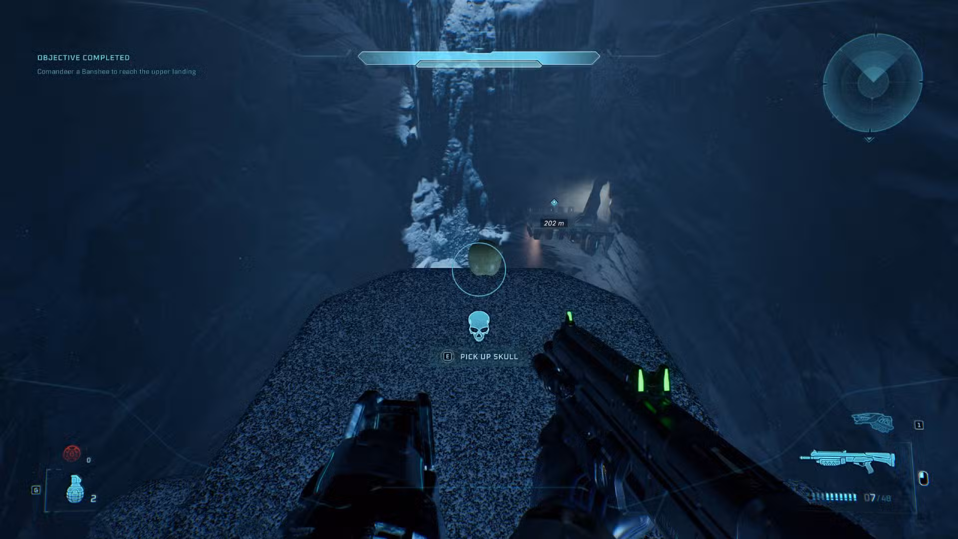 O jogador em Halo: Campaign Evolved olhando para a caveira Tough Luck.