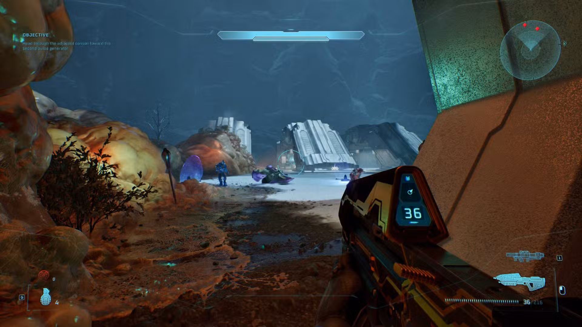 O jogador em Halo: Campaign Evolved olhando para as três pontes.