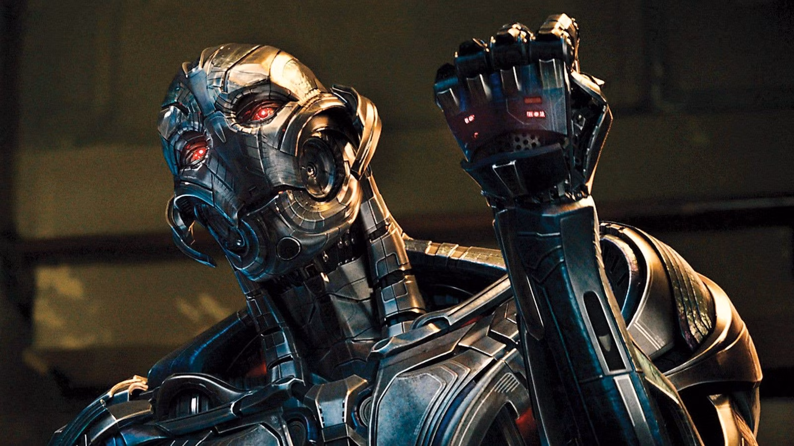 Ultron levanta o punho em Age of Ultron