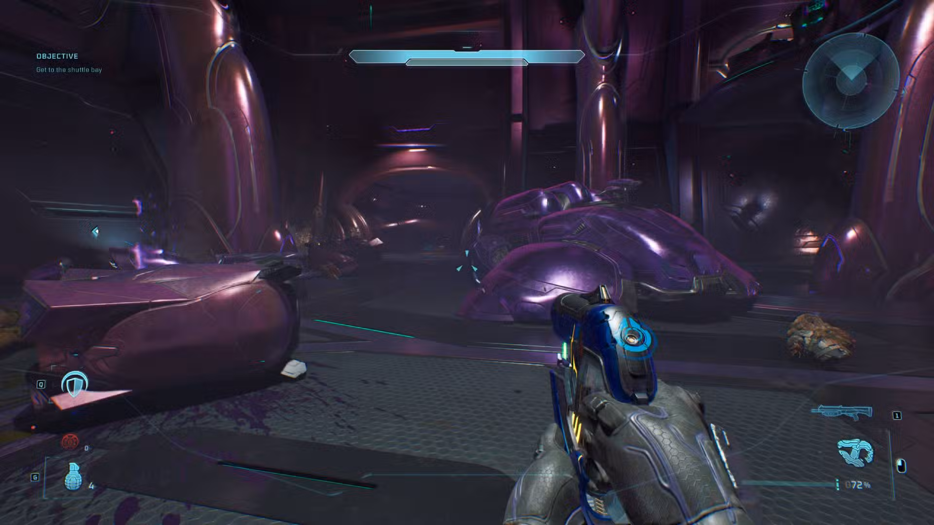 O jogador em Halo: Campaign Evolved olhando para a porta atrás do espectro.