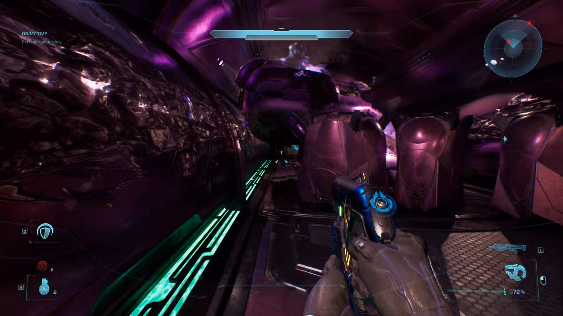 O jogador em Halo: Campaign Evolved olhando para o crawlspace atrás de um fantasma.