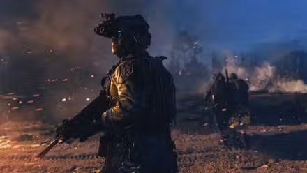 Um soldado em Call of Duty: Modern Warfare 2 (2022) parado na frente de um carro em chamas