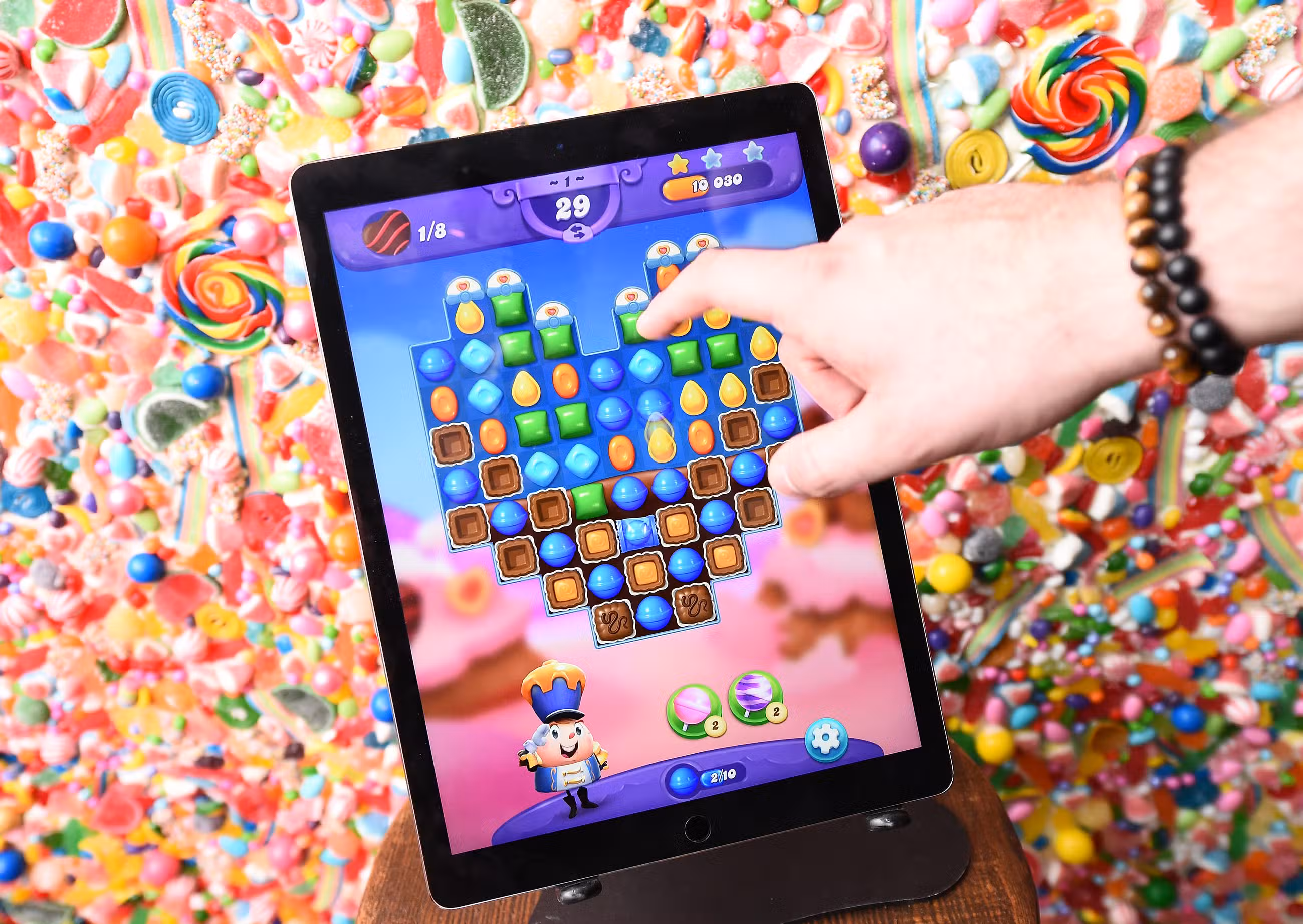 Convidados jogam a nova atualização do Dia dos Namorados em Candy Crush Friends Saga