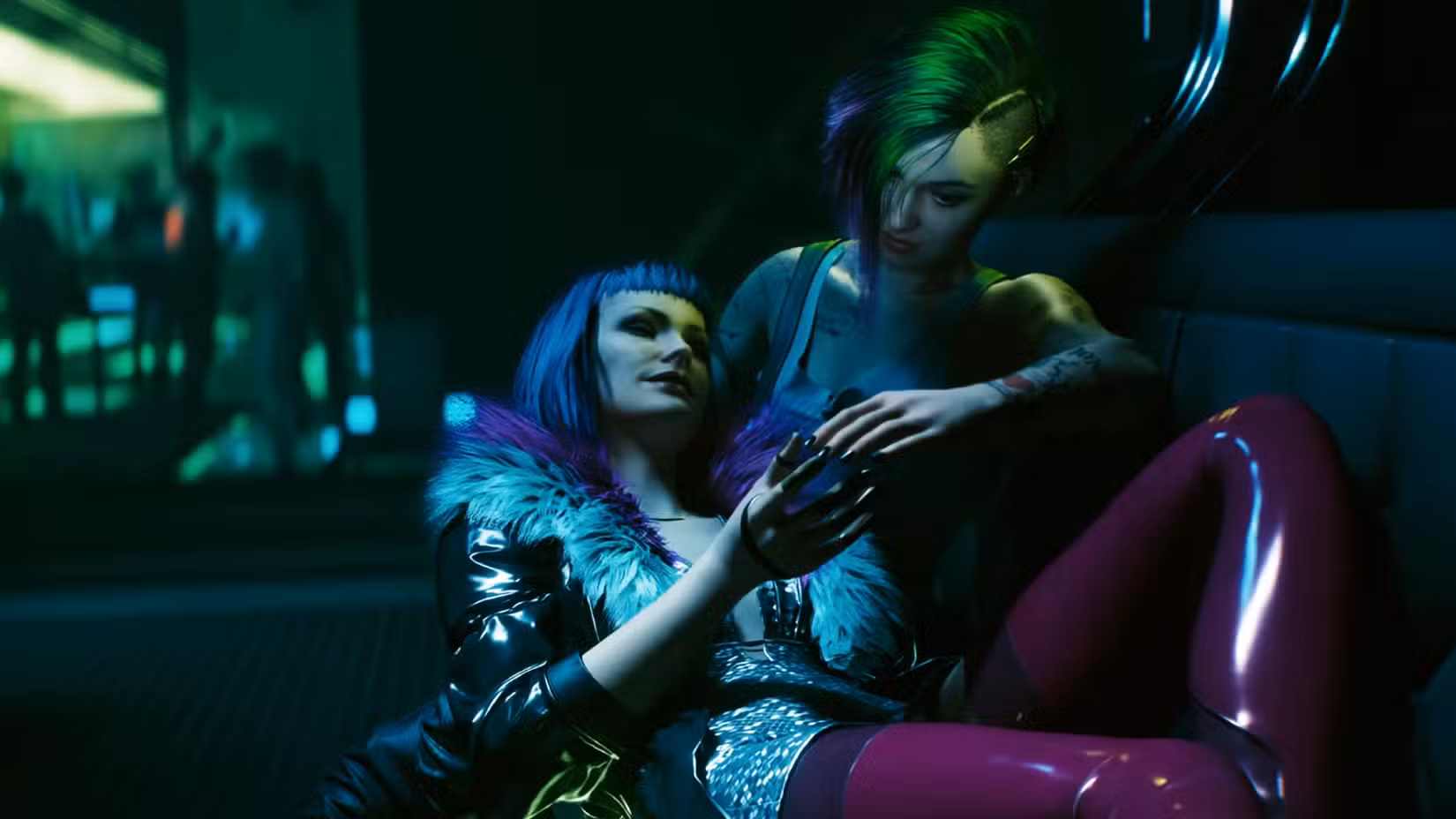 Judy dá as mãos a Evelyn enquanto elas se reclinam juntas em um sofá em Cyberpunk 2077.