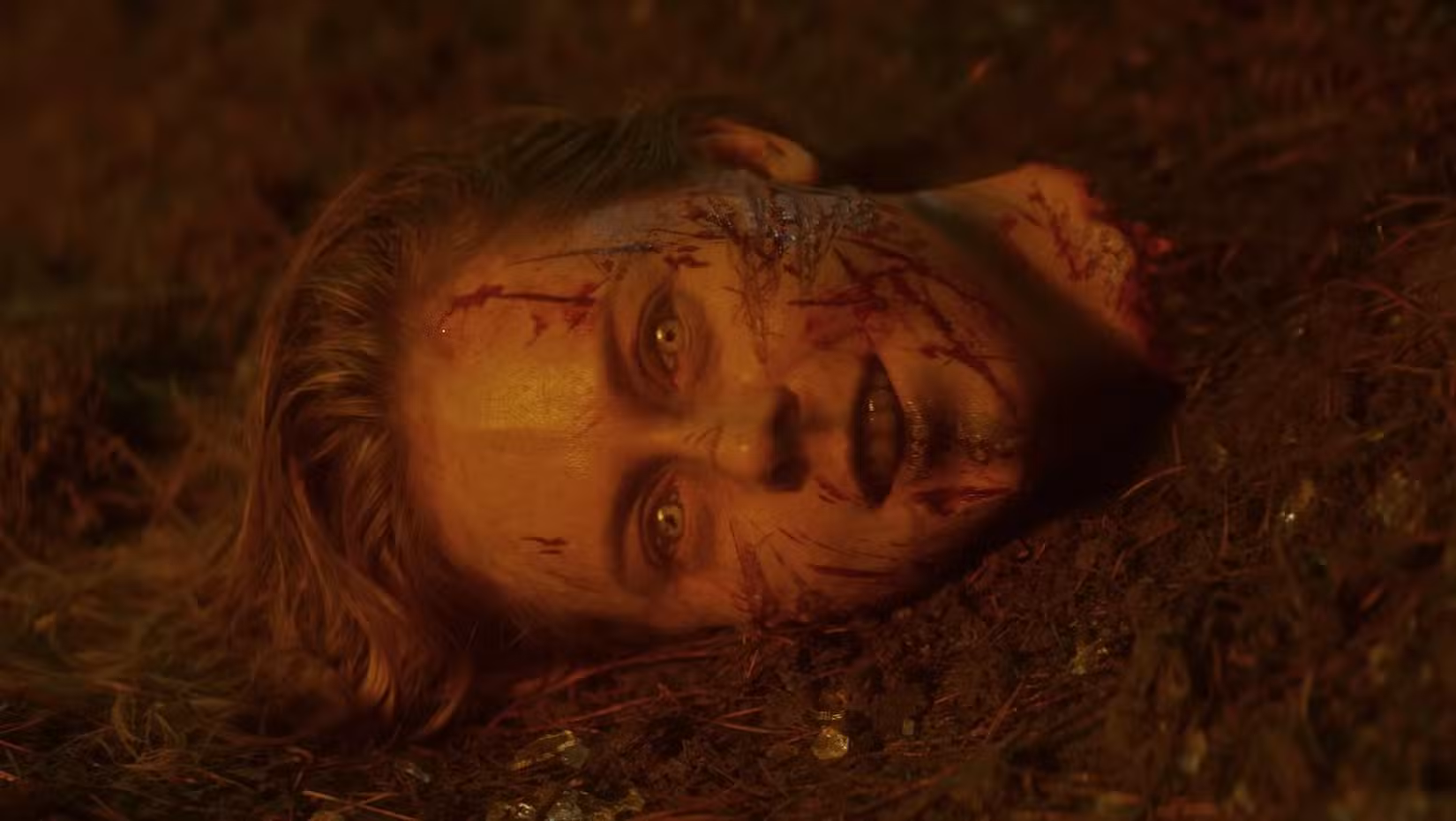 Uma cabeça com os olhos e a boca abertos em Evil Dead Burn
