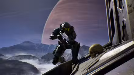 Master Chief fica ao lado de uma caveira em Halo Campaign Evolved