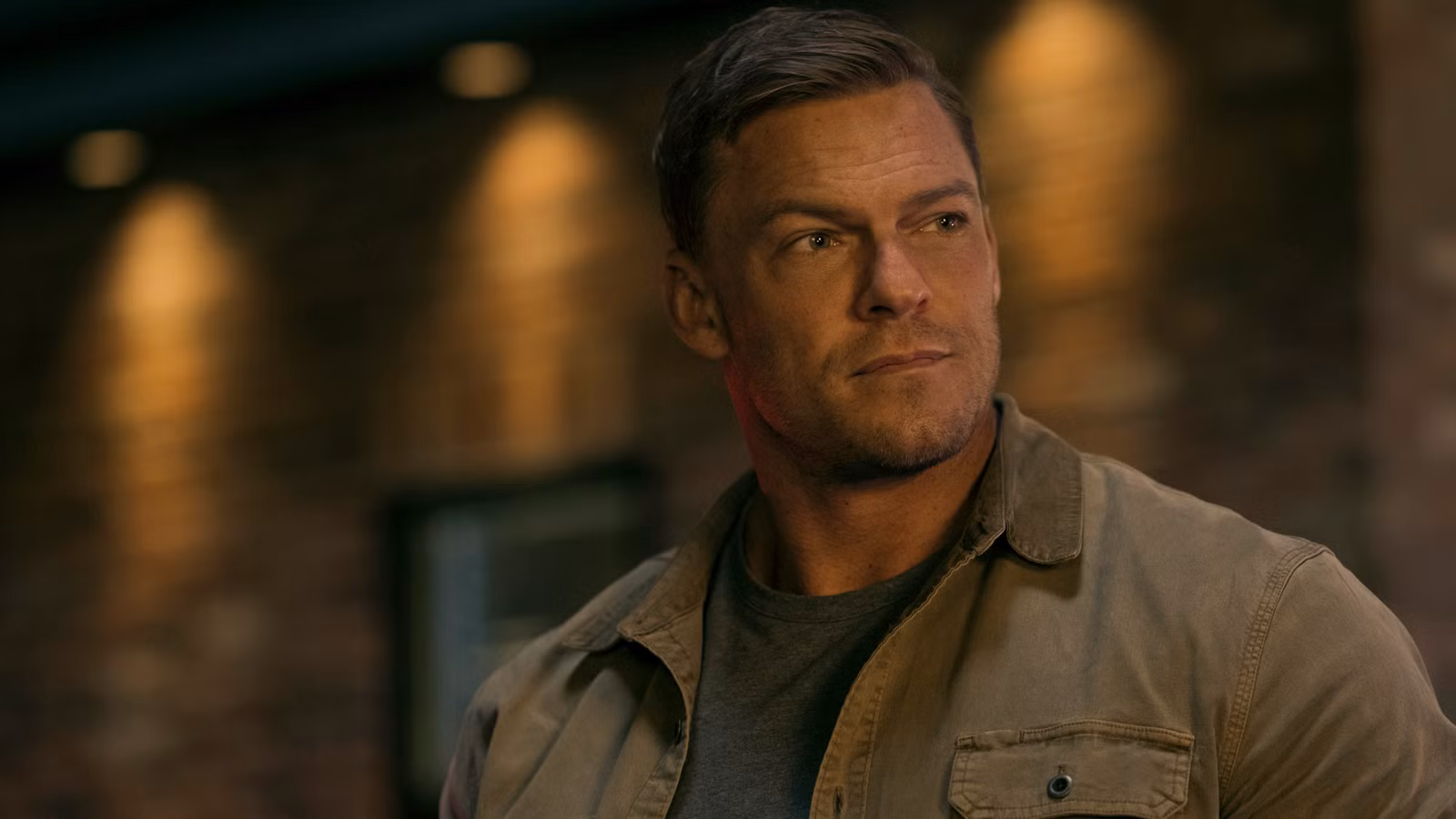 Hollywood parou de fazer heróis de ação como Alan Ritchson