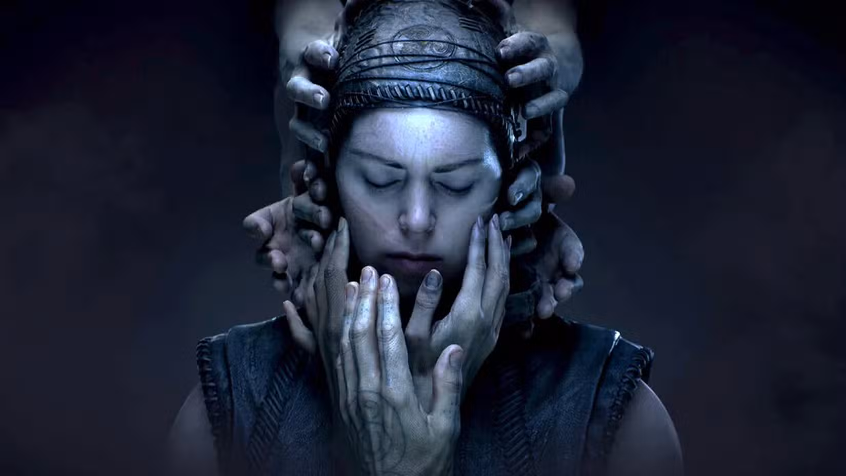 Senua da Saga Hellblade II Senua com as mãos no rosto.