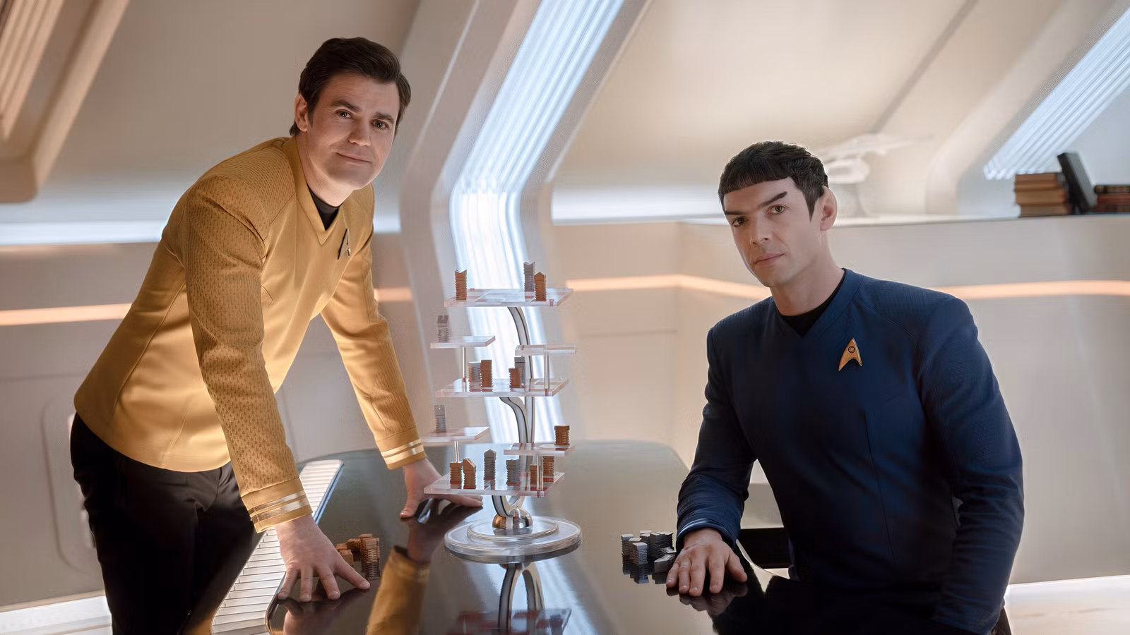 O elenco de Star Trek: Strange New Worlds revela por que Kirk e Spock ainda não são melhores amigos na 4ª temporada
