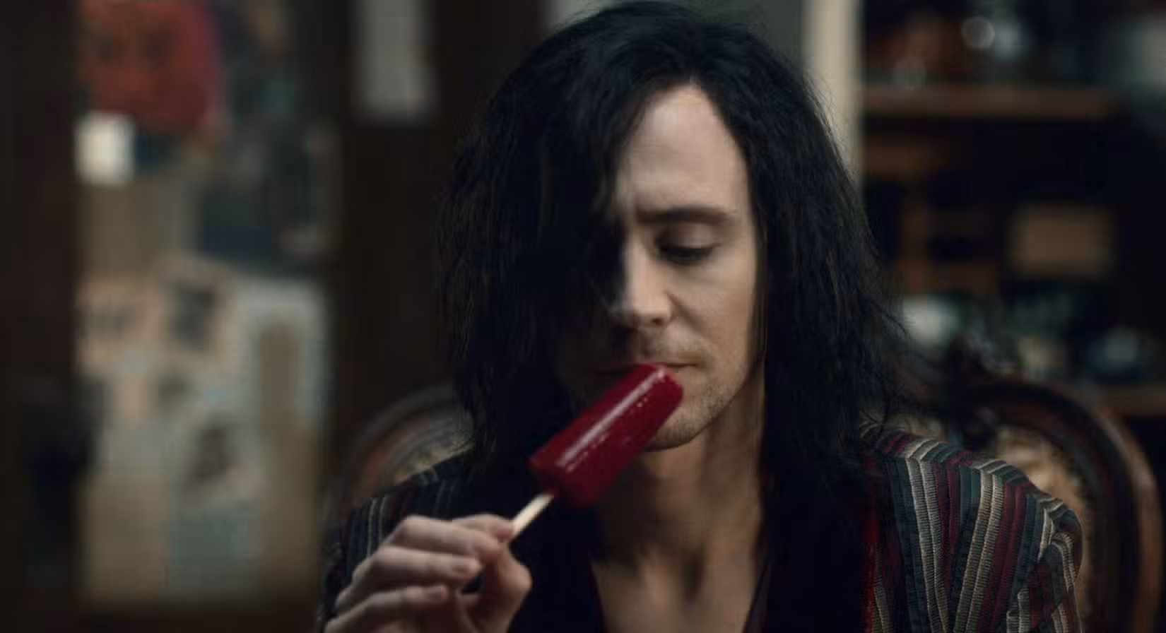 O vampiro de Tom Hiddleston em Only Lovers Left Alive cheira um picolé de sangue
