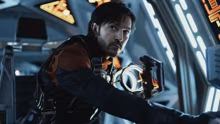 Cassian Andor se prepara para pilotar um TIE Fighter em foto da 2ª temporada de Andor