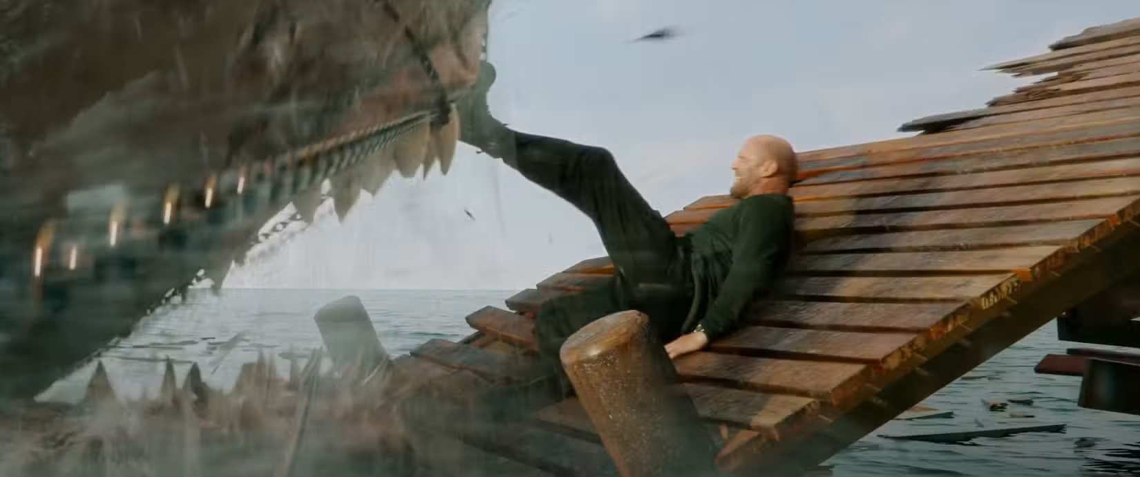 Jason Statham chuta um megalodonte em The Meg 2